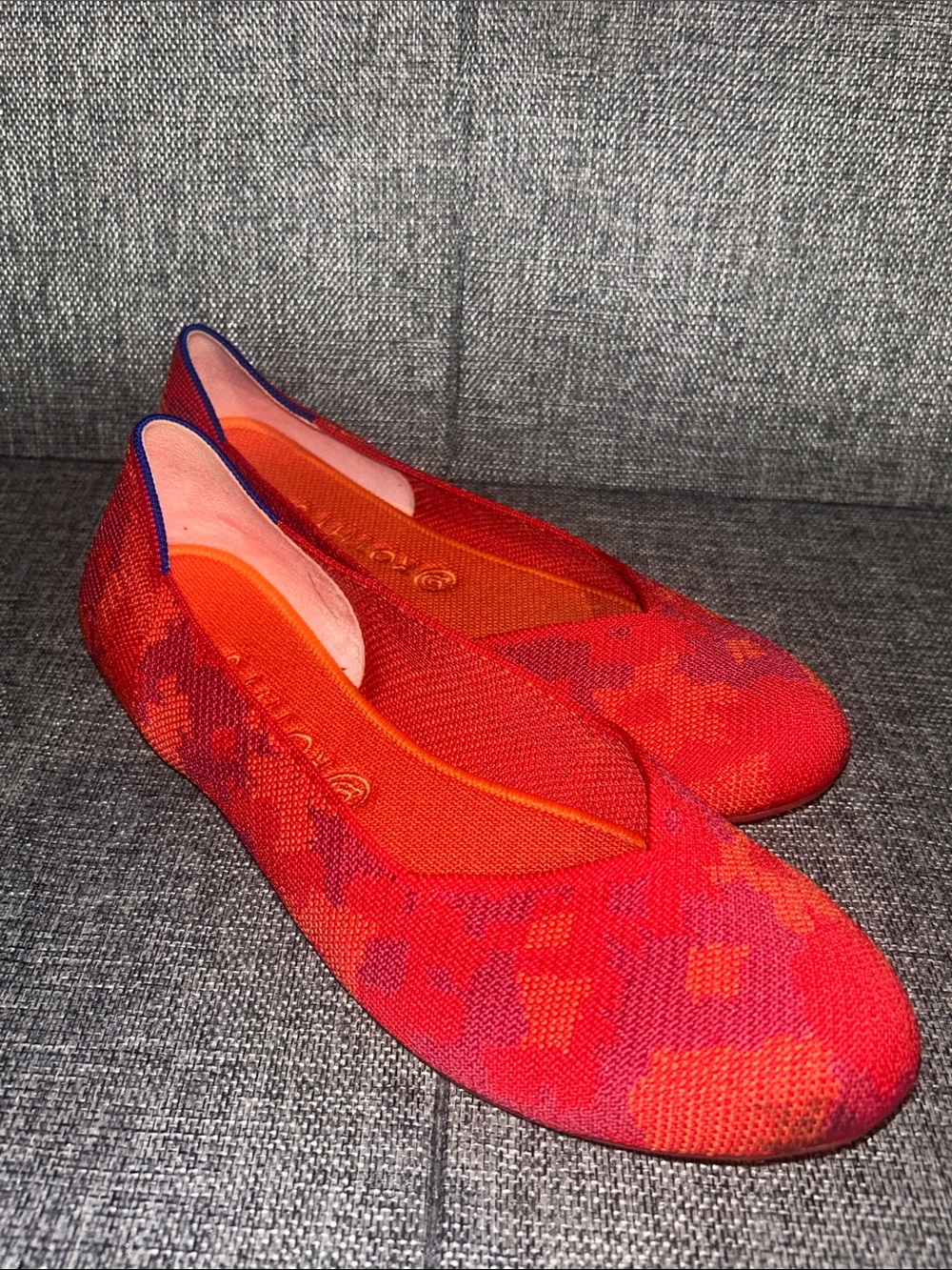 NEW - Rothy's RED BONTANICAMO
Rounded-Toe Flats in a red botanical print